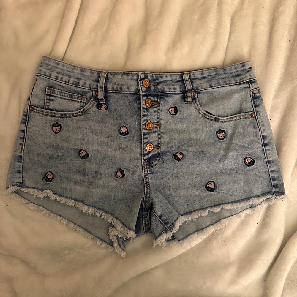 NWOT STRAWBERRY DENIM SHORTS